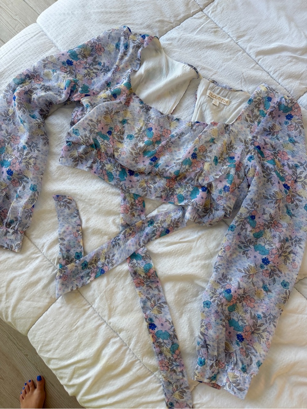 Tie-Waist Floral Puff Sleeve Crop Top in Lavender-Blue